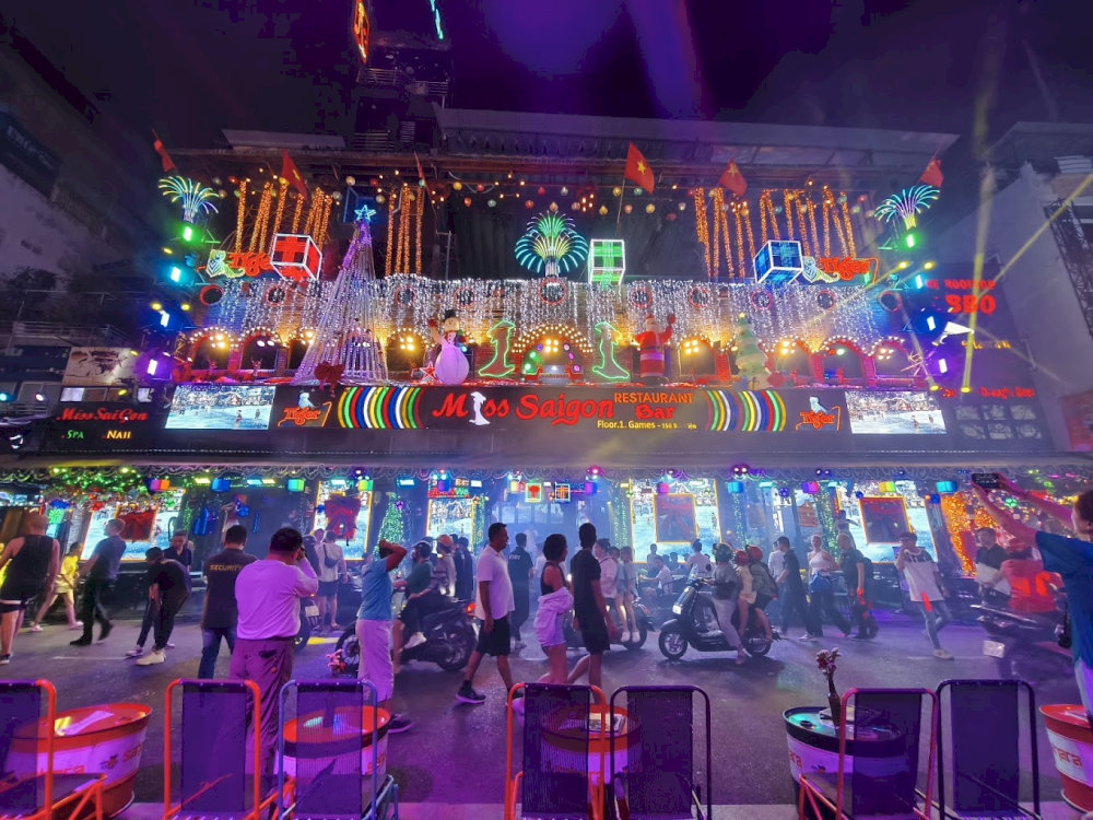 這是文化和聲音的融合，遊客和當地人聚集在一起慶祝夜晚